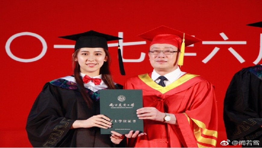 南京農業大學的正妹女大生聞若雪在畢業典禮上偷親校長成功，事後她直呼：沒有遺憾了。(圖／翻攝自微博)