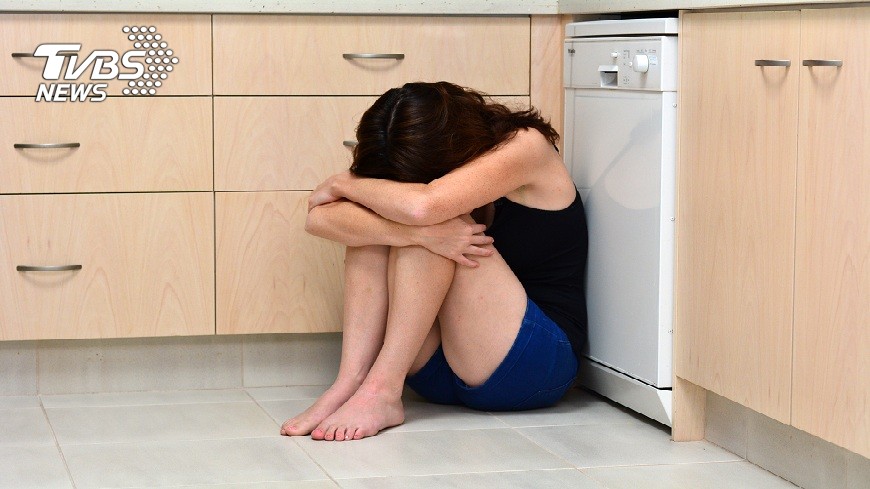 色表哥強搓胸摸下體洩慾25次　國中妹哭：不知跟誰說