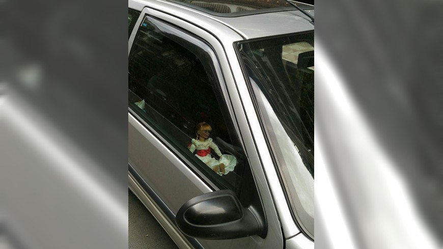 有網友在路上看到一輛車的副駕駛座放上這隻洋娃娃，直言被它嚇到了。(圖／翻攝自爆料公社)