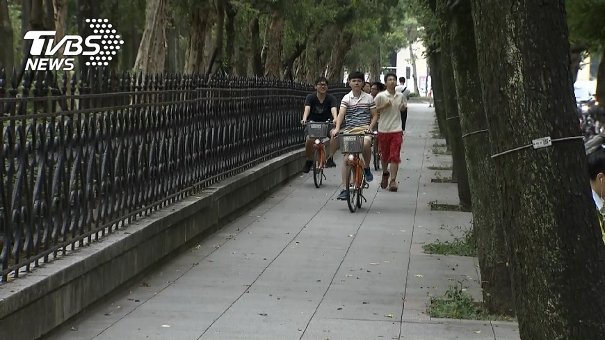 單車族注意 北市即日起騎上騎樓將開罰