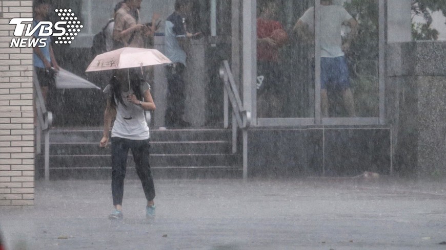 快訊/豪雨特報! 桃竹、嘉義以北防局部大雨、雷雨