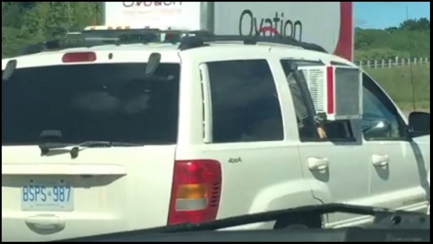 有休旅車加裝窗型冷氣在高速公路上馳騁，後方車輛全看傻了。(圖／翻攝自爆笑公社)