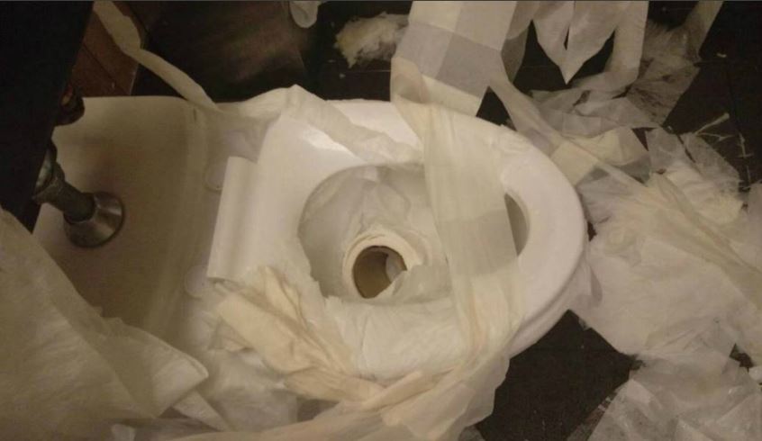 噁男破壞廁所,還將屎尿塞入衛生紙捲筒中。(圖/昕境廣場臉書)