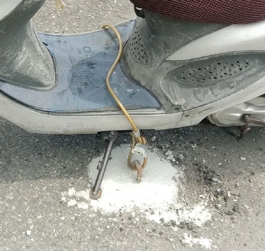 車主自行在柏油路上灌水泥固定鐵環。圖/取自Mobile01