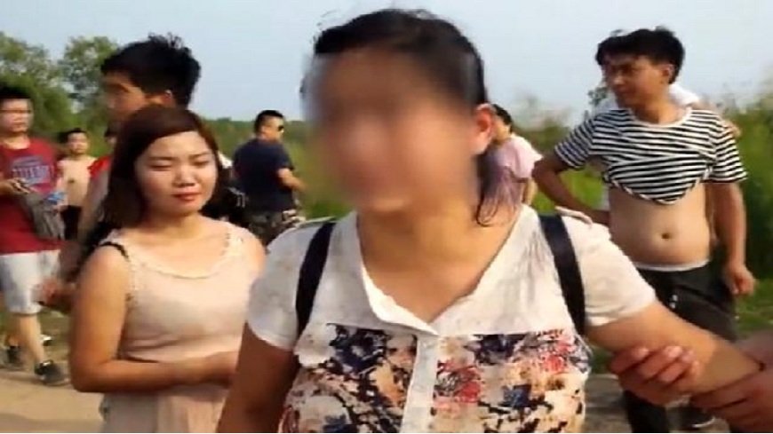 河南鄭州一名已婚男子約4名女網友到黃河邊戲水，結果跌入河內失蹤，妻在岸邊哭喊。(圖／翻攝自YouTube)