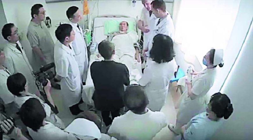 北京放軟姿態，不定時地釋出劉曉波接受治療的視頻。圖／翻攝自YouTube