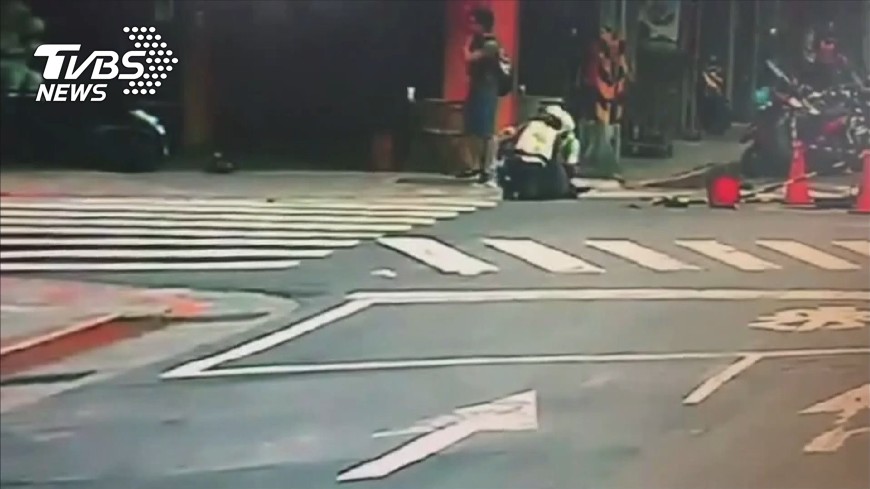 舉手擦汗腿就斷了?拆房鋼瓶噴飛嚇壞工人
