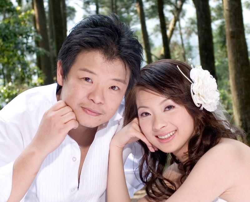 張琇婷(右一)是個廣告明星、知名漢唐舞者，吳心午(左一)是音樂創作者、劇團導演‧2006年結婚，去年結婚10周年時，劇團辦了兩人的錫婚趴。
