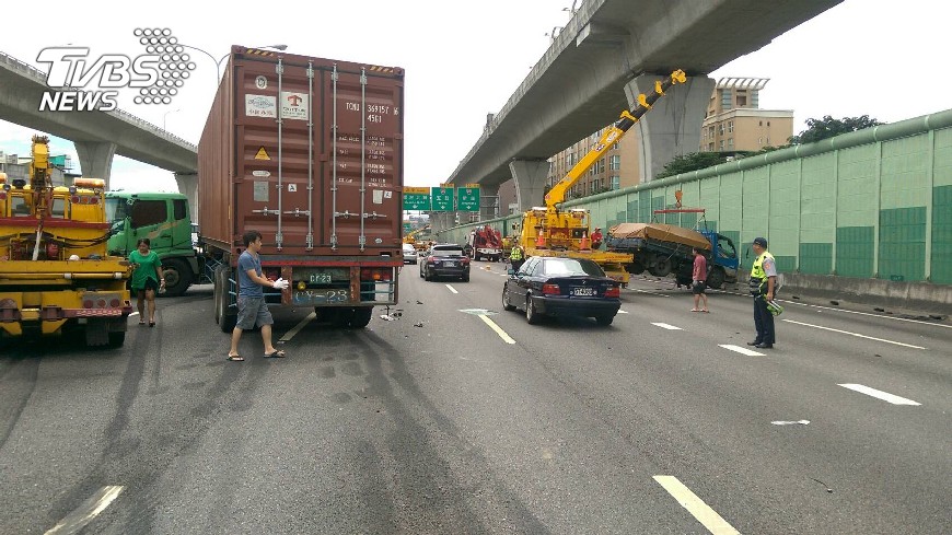 中山高重大車禍 　香港籍女子命危