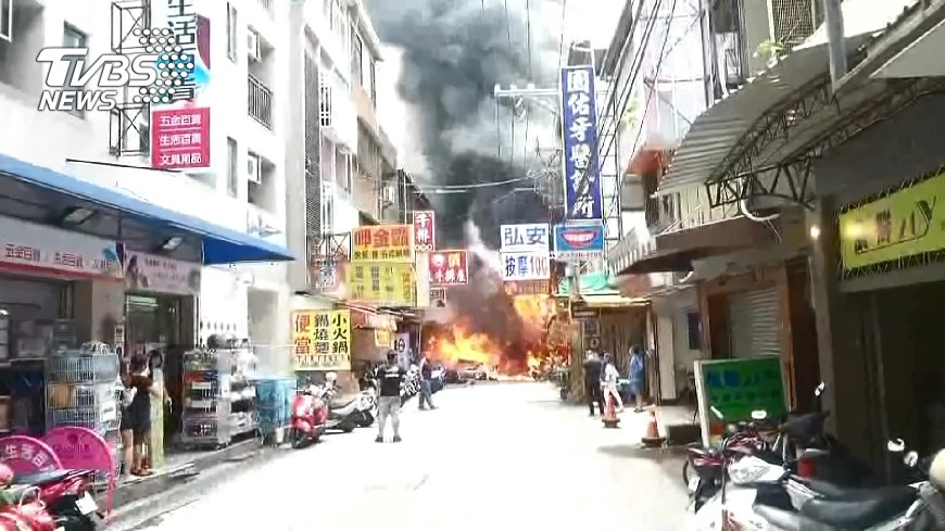 快訊/氣爆現場二樓浴室 清理火場發現女屍