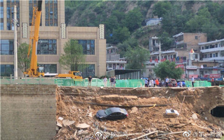  疑大雨沖刷　陝西河堤地基垮塌8車墜落