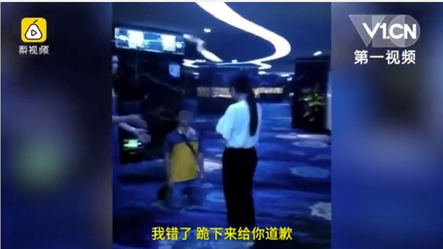 廣東一名快遞員送錯件，向女客戶下跪認錯道歉。(圖／翻攝自YouTube)
