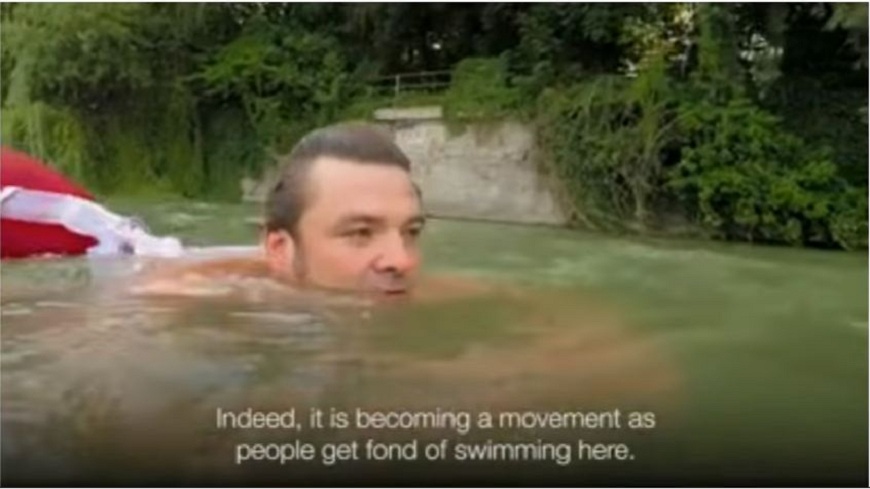 德國這名男子大衛受夠了市區的塞車之苦，決定每天游泳去上班。(圖／翻攝自YouTube)