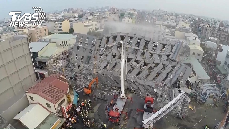 台南維冠大樓因強震倒塌。圖／TVBS資料畫面