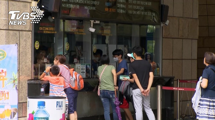 天鴿擦邊屏東爽放颱風假 電影院人多