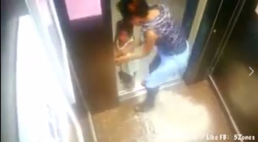 一名母親進電梯後只顧著滑手機，沒注意到女兒的手被電梯門夾住。(圖／翻攝自臉書粉絲專頁「SG Kay Poh」)