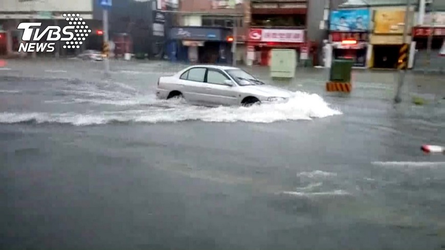海棠颱風帶來的強大雨勢重創南台灣。圖／TVBS