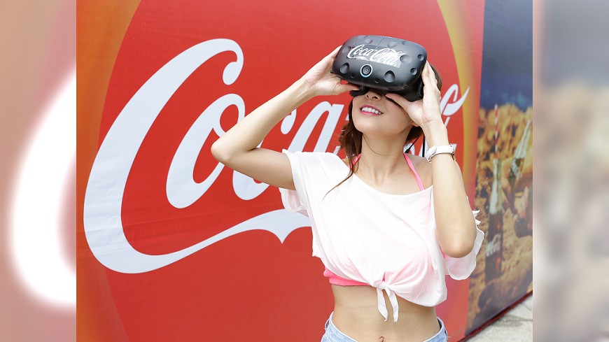 飲料業者在臺北華山舉辦VR體驗，完成任務可獲可樂一瓶。圖／可口可樂