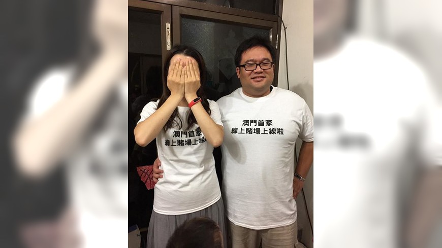人妻分享自己和老公穿上情侶T恤的照片，網友們全笑了。(圖／翻攝自爆廢公社)