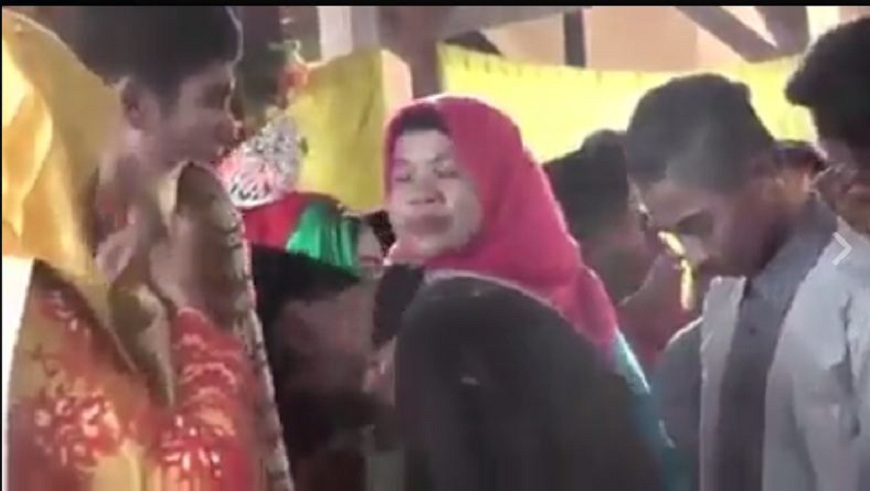 印尼一名男子參加前女友婚禮還獻唱，最後兩人還在新郎面前抱頭痛哭。(圖／翻攝自Tribun Medan臉書粉絲團)