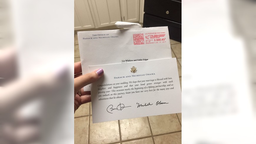 收到歐巴馬夫婦親筆簽名的回函，新娘和母親開心的欣喜若狂。(圖／翻攝自推特)