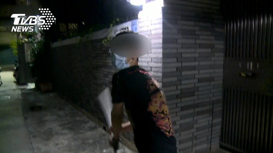 打斷記者手還直播嗆聲 動粗男:祝你家死人
