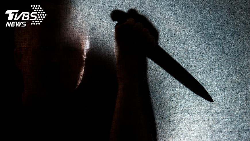 女傭戀上男主人　持刀殺死她妻女縱火燒屋