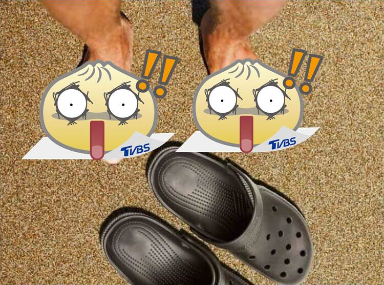 網友在《爆廢公社》轉貼微博照片，穿錯海灘鞋腳背曬出黑點點。圖／爆廢公社