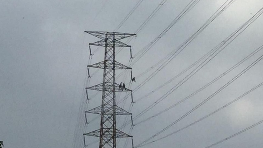 有民眾拍到台電基層人員爬上電塔搶修，網友們看到都向他們致敬。(圖／翻攝自爆料公社)
