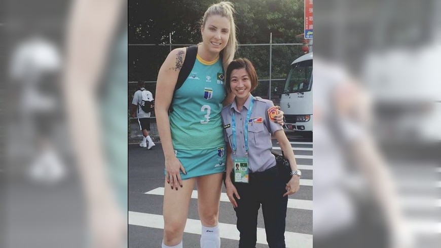 網友分享這張台灣女警和巴西女選手的合照，網友們笑稱：誰保護誰？(圖／翻攝自爆料公社臉書粉絲團)