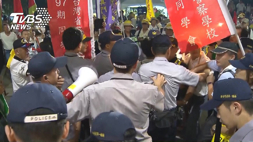 世大運開幕式涉襲警丟煙霧罐 3嫌遭起訴