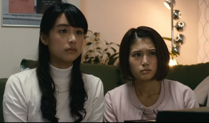 山本美月在《貞子vs.伽椰子》中飾演意外拿到詛咒影帶的女大生。(圖/擷取自YouTube)