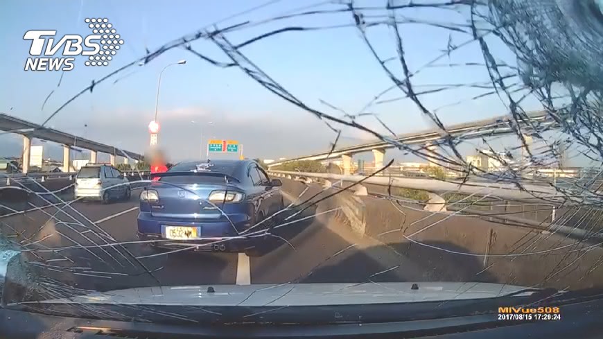 你下來 疑國道超車釀衝突駕駛兩度遭砸 逼車 砸車 行車糾紛 Tvbs新聞網