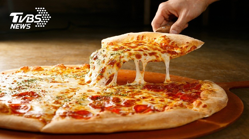 有奧客打來訂70個披薩，取貨當天卻改說要下周，店家只好把披薩丟掉。(示意圖／TVBS)