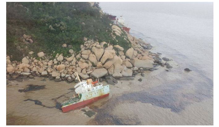 天鴿颱風襲擊港澳，造成有附近海域船隻翻覆，甚至還漏油汙染海域。(圖／翻攝自MARITIME BULLETIN)