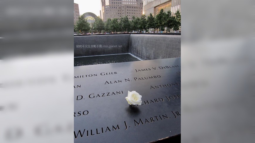 暖心 墓碑上的白玫瑰 緬懷911罹難者冥誕 911恐怖攻擊 紀念公園 Tvbs新聞網
