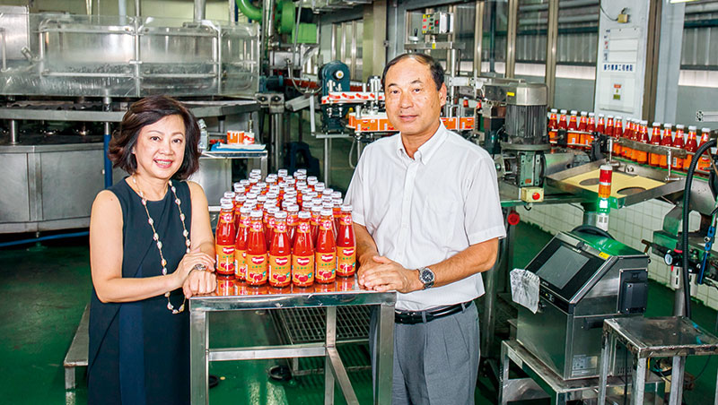 台南工廠生產線上，這款橘底紅標的可果美經典番茄醬，就是可果美存活至今的秘密武器。圖／商周