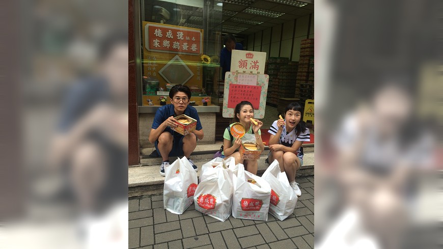 在買被香港民眾稱為史上最難買的伴手禮蛋捲時,遇到開播以來最誇張的排隊人潮。