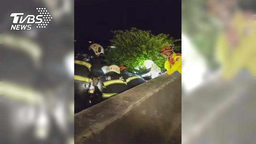 太太卡在分隔島 車禍傷者夫求警:快救她!