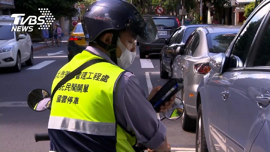 在摸魚嗎 路邊收費員超商喝飲料 玩手機 偷懶 開單 Tvbs新聞網