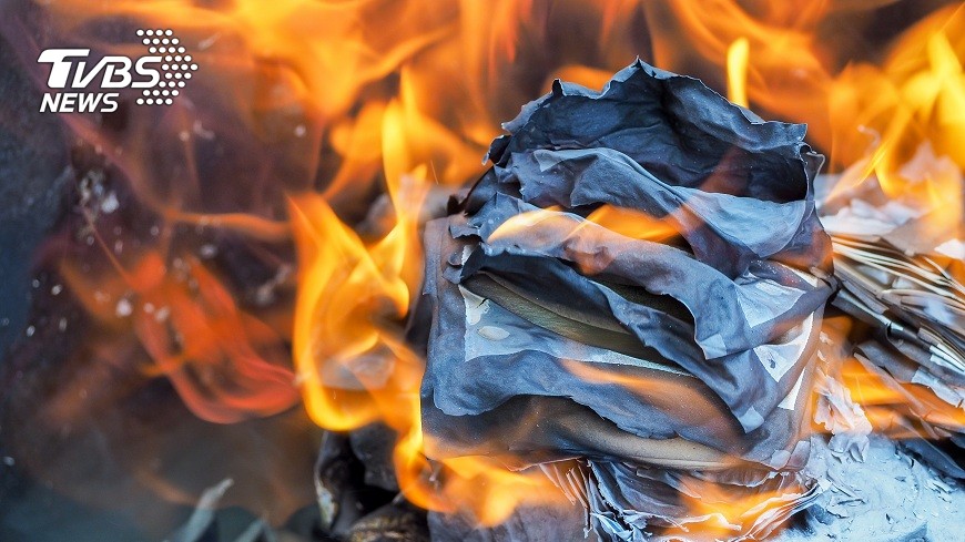 新北市金山一名老翁在菜園燒金紙普渡好兄弟時，不知什麼原因突然跌入火中被燒死。(示意圖／TVBS)
