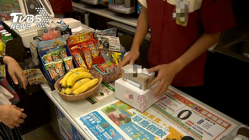 狂翻報紙遭店員制止 他卻反嗆「為何書店都可以」