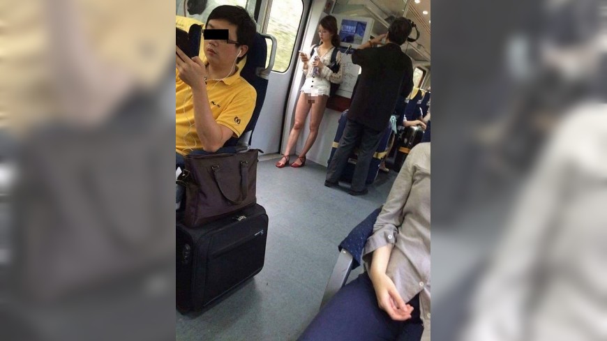 有網友發現一名眼鏡正妹竟然「下衣失蹤」搭地鐵，引發網友熱議。(圖／翻攝自推特)