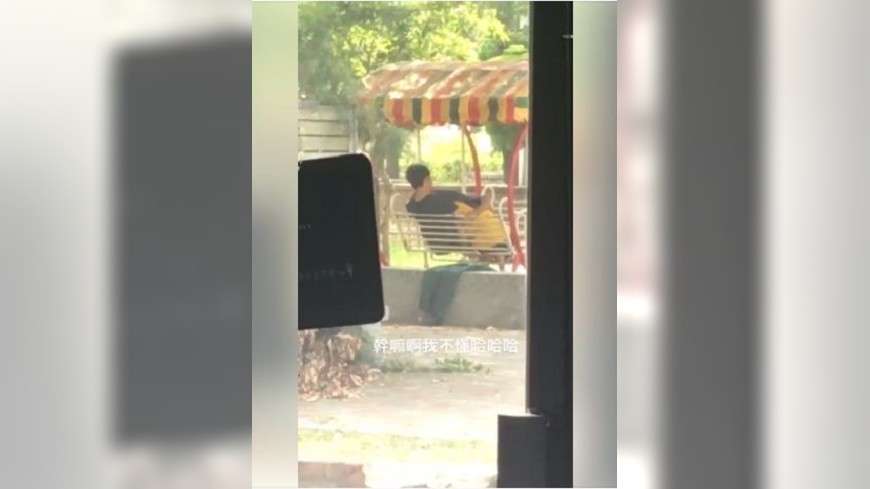 有民眾在大熱天下，一名女子在公園搖椅上幫男子口愛。(圖／翻攝自爆料公社)