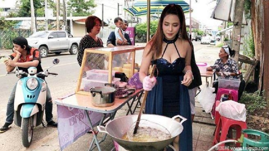 泰國一名正妹碩士在路邊攤賣炸物，白皙皮膚且身材爆乳，吸引不少人潮。(圖／翻攝自泰國網)