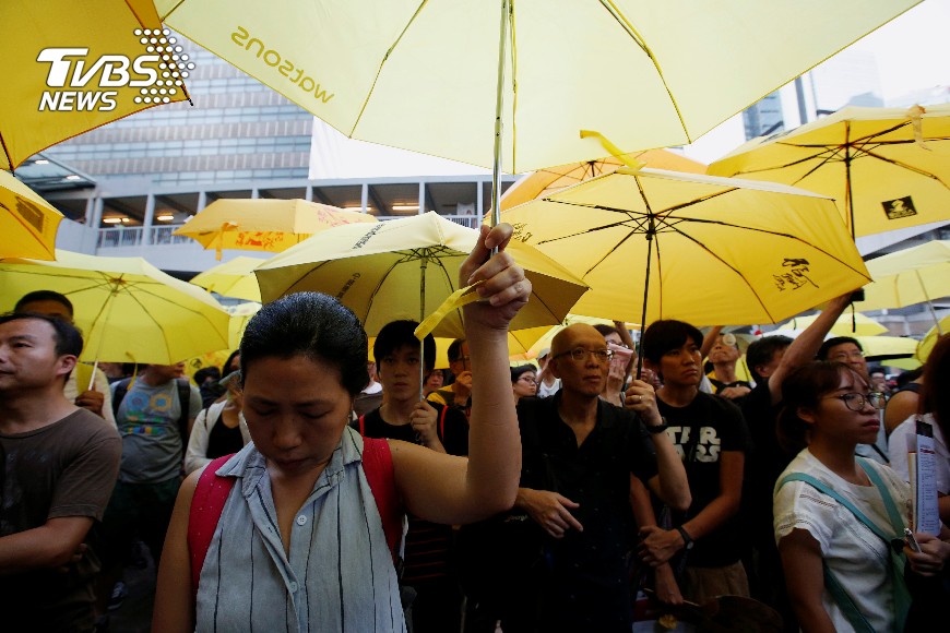圖／達志影像路透社 港雨傘運動3周年　撐傘靜默重現「催淚彈」