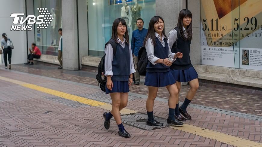 日本學校有不少超黑暗校規，像是規定不能綁馬尾，內衣褲只能穿白色，還得掀裙檢查。(示意圖／TVBS)