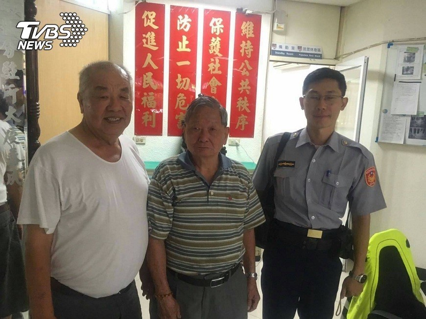 桃園一名失聰的84歲老翁(左)，透過員警的協尋找到40多年前的救命恩人(中)，並當場歸還5萬元。(圖／金華派出所提供)