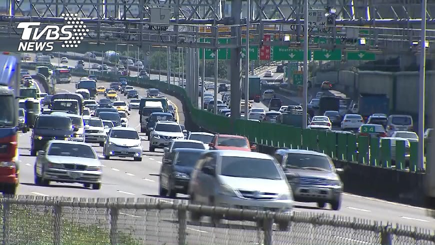 塞車瞬間曝光!他提「駕駛吸收」減緩 台網友打臉