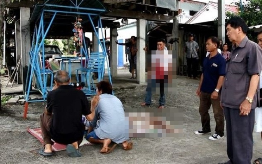 泰國清萊府發生一起意外，一名人妻陪丈夫鋸樹時，不小心滑脖子撞到已經啟動的電鋸，當場噴血慘死。(圖／翻攝自Khaosod)